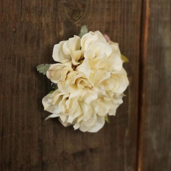 優しく添えるコサージュ・ダリア / 卒入学式・セレモニーに花を添えて 4枚目の画像