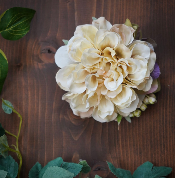 優しく添えるコサージュ・ダリア / 卒入学式・セレモニーに花を添えて 1枚目の画像