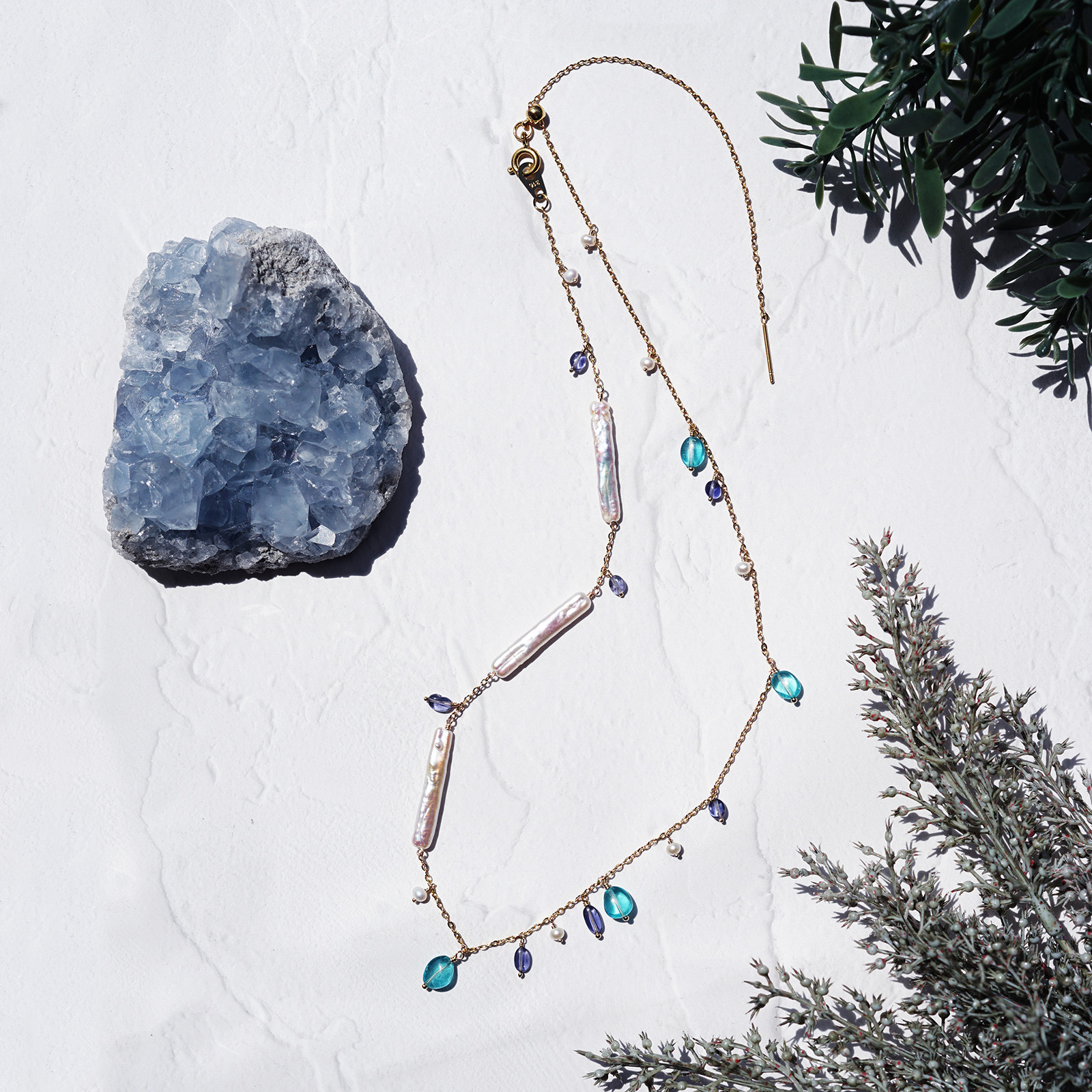 真珠と青い宝石によるスライド・サージカルステンレスネックレス　～湖畔