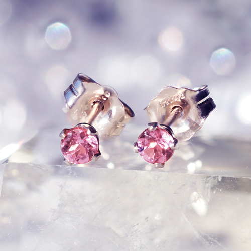 稀少！マラヤガーネットの3mmスタッドピアス ～Marlene ピアス 