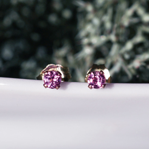 稀少！マラヤガーネットの3mmスタッドピアス ～Marlene ピアス 