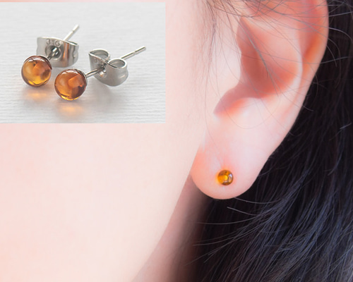 琥珀のシンプルひとつぶピアス ピアス（スタッド・一粒