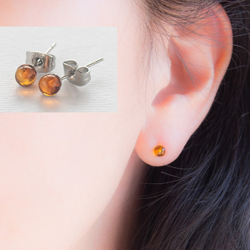 琥珀のシンプルひとつぶピアス ピアス（スタッド・一粒