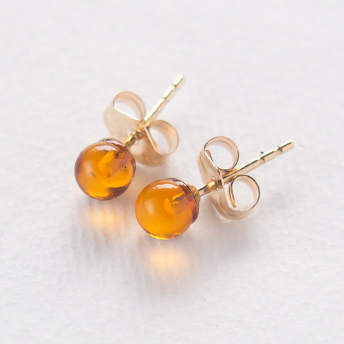 琥珀のシンプルひとつぶピアス ピアス（スタッド・一粒