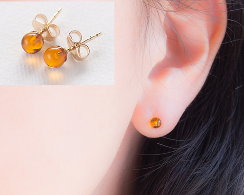 琥珀のシンプルひとつぶピアス ピアス（スタッド・一粒