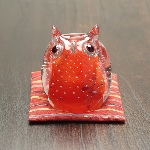 ふくろう置物　手作り　座布団付き ふくろう 赤（遠州織物の座布団付き） その他置物 創作ガラス寺田 通販