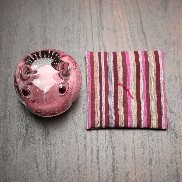 ふくろう　ピンク（遠州織物の座布団付き） 4枚目の画像