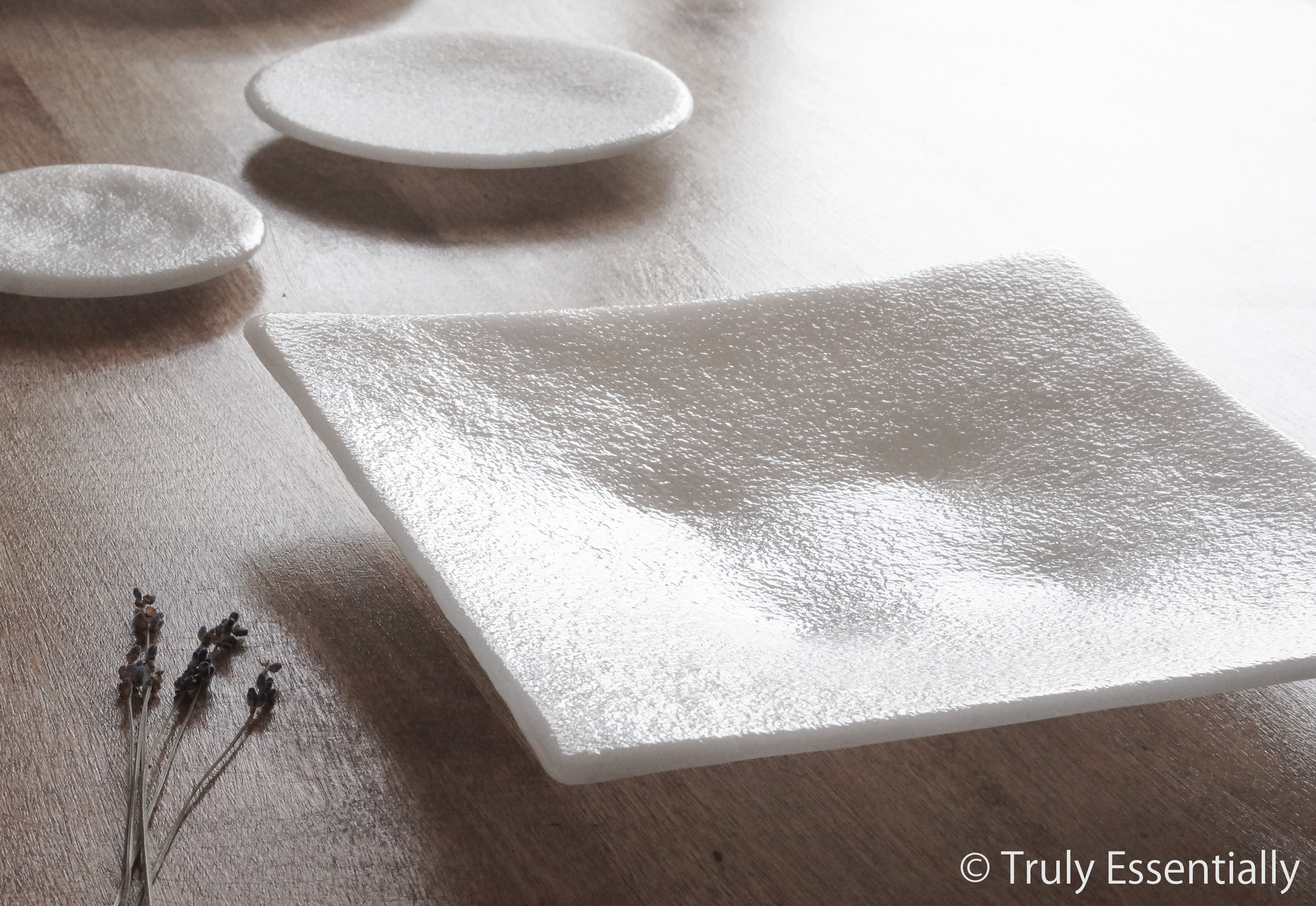 白色ガラスの大皿 -「 KAZEの肌 」● 26cm・絹目調