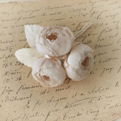 染め花のバラコサージュ（3輪・オフホワイト） 1枚目の画像