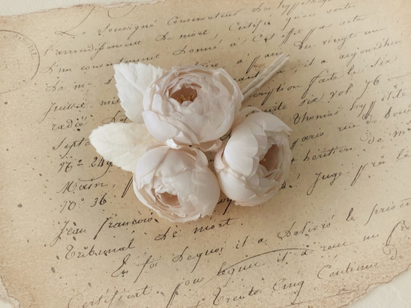 染め花のバラコサージュ（3輪・オフホワイト） 1枚目の画像
