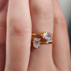 レインボームーンストーン6mmのオーバルファセット爪留めリング・縦横可　～蒼い月 4枚目の画像