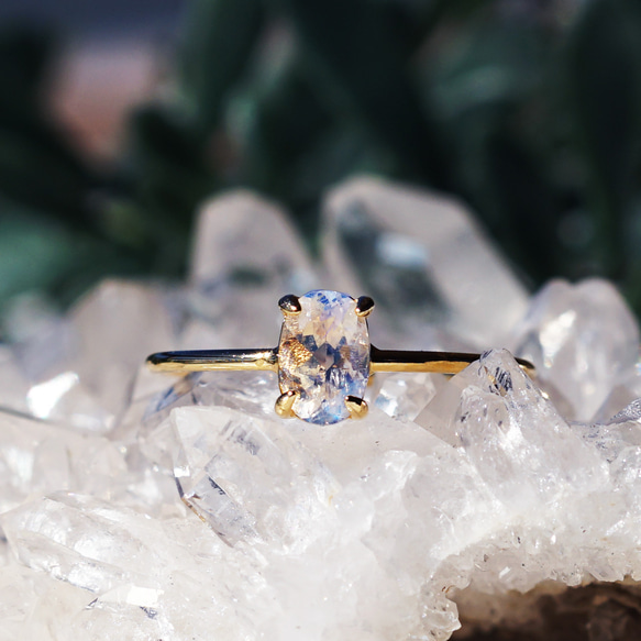 レインボームーンストーン6mmのオーバルファセット爪留めリング・縦横可　～蒼い月 5枚目の画像