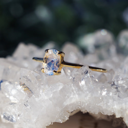 レインボームーンストーン6mmのオーバルファセット爪留めリング・縦横可　～蒼い月 3枚目の画像