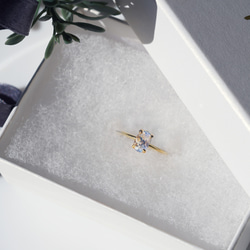 レインボームーンストーン6mmのオーバルファセット爪留めリング・縦横可　～蒼い月 6枚目の画像