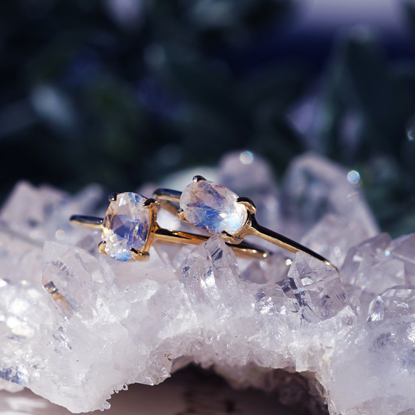 レインボームーンストーン6mmのオーバルファセット爪留めリング・縦横可　～蒼い月 1枚目の画像