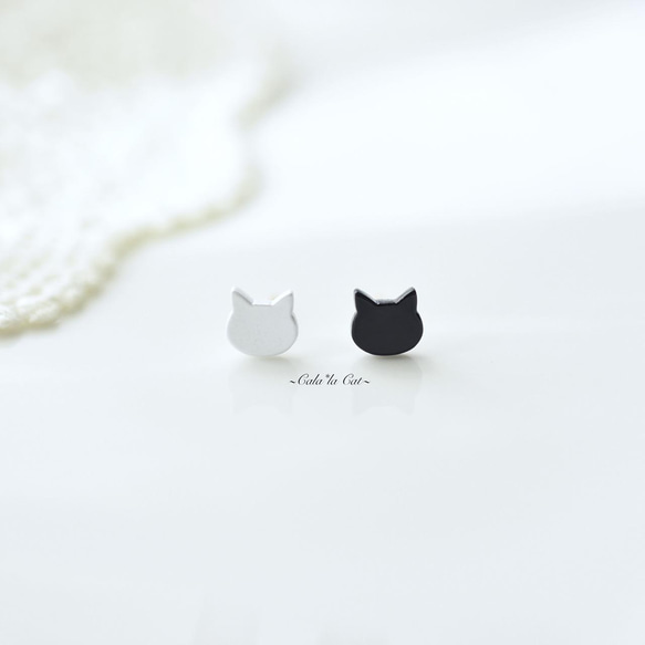 小粒 白猫 黒猫 14kgf スタッド ピアス / 樹脂 ノンホール ニッケルフリー イヤリング 2枚目の画像
