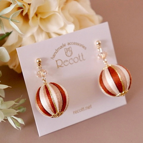 グレー糸巻きビーズ ウッドピアス （超大きめの糸巻きビーズに、大きな  