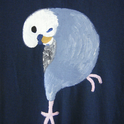 首をかしげるセイインコ・モフモフ白青水色インコ・メンズMタグ（レディLサイズ）ブルーダスク・手描きTシャツ 4枚目の画像
