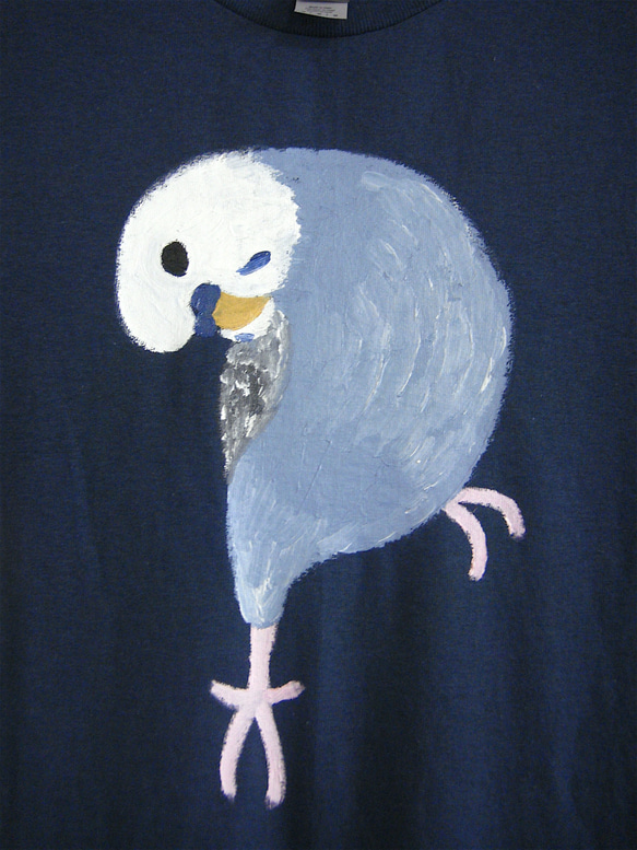 首をかしげるセイインコ・モフモフ白青水色インコ・メンズMタグ（レディLサイズ）ブルーダスク・手描きTシャツ 4枚目の画像