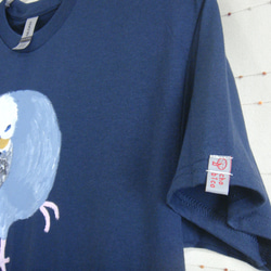 首をかしげるセイインコ・モフモフ白青水色インコ・メンズMタグ（レディLサイズ）ブルーダスク・手描きTシャツ 3枚目の画像