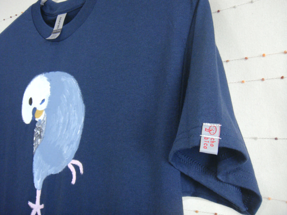 首をかしげるセイインコ・モフモフ白青水色インコ・メンズMタグ（レディLサイズ）ブルーダスク・手描きTシャツ 3枚目の画像