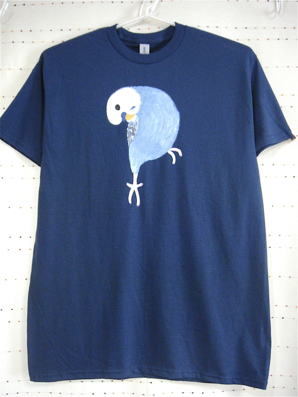 首をかしげるセイインコ・モフモフ白青水色インコ・メンズMタグ（レディLサイズ）ブルーダスク・手描きTシャツ 1枚目の画像