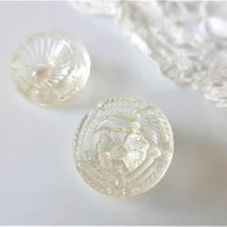 デザイン花　透明　ヴィンテージチェコビーズVintage Czech Glass Buttons２個 1枚目の画像