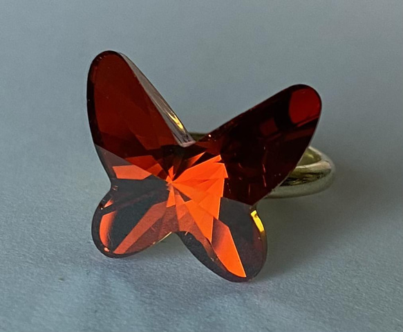　オーストリア製  swarovski　大きな蝶（稀少１８ｍｍ クリスタル　レッドマグマ）の　幸運のリング】 2枚目の画像