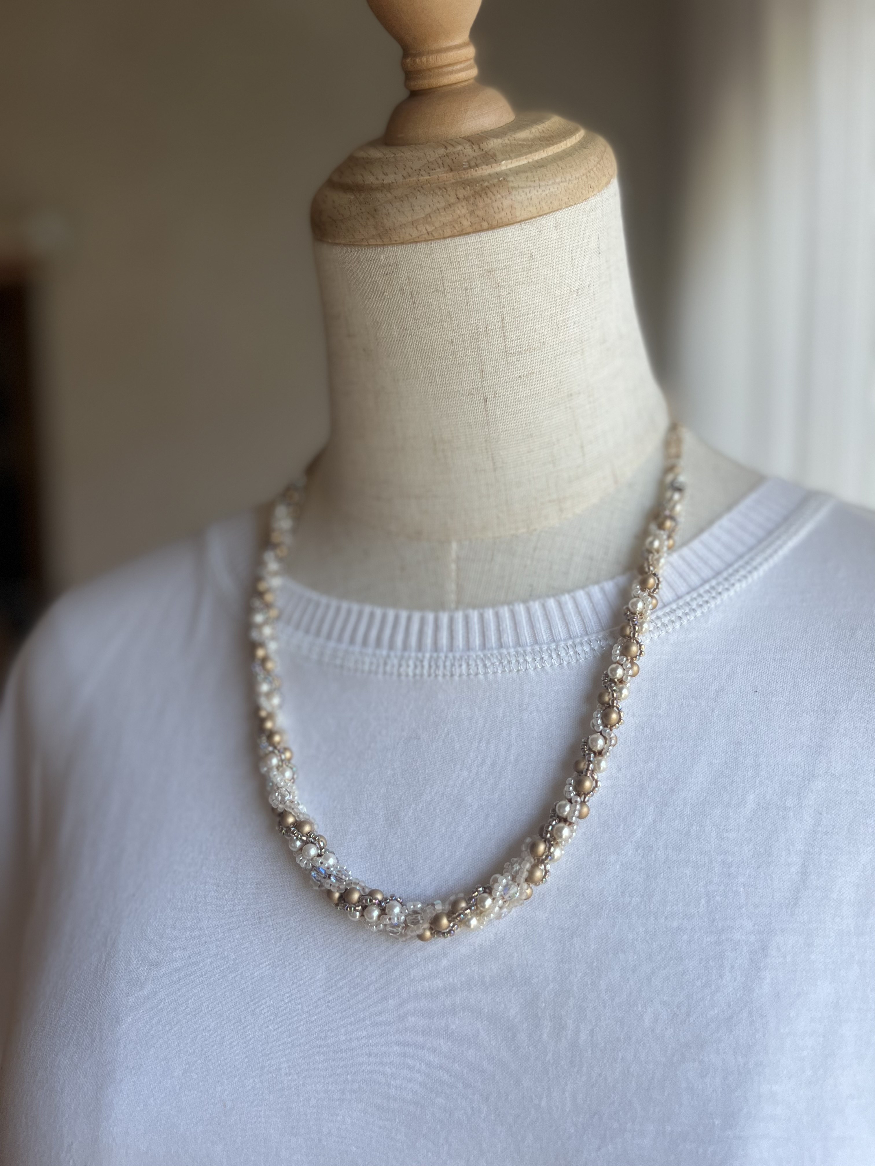 長さ調節できるベージュパールネックレス