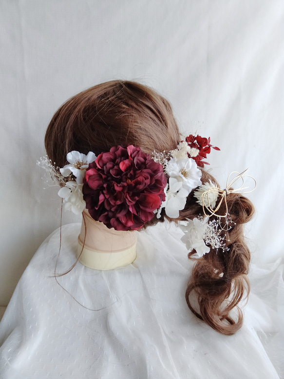 大きな花と小花の和洋兼用髪飾り　まとめ髪　シニヨンヘア　編みおろしヘアアレンジ　水引　成人式　卒業式　結婚式　振袖　袴　 1枚目の画像