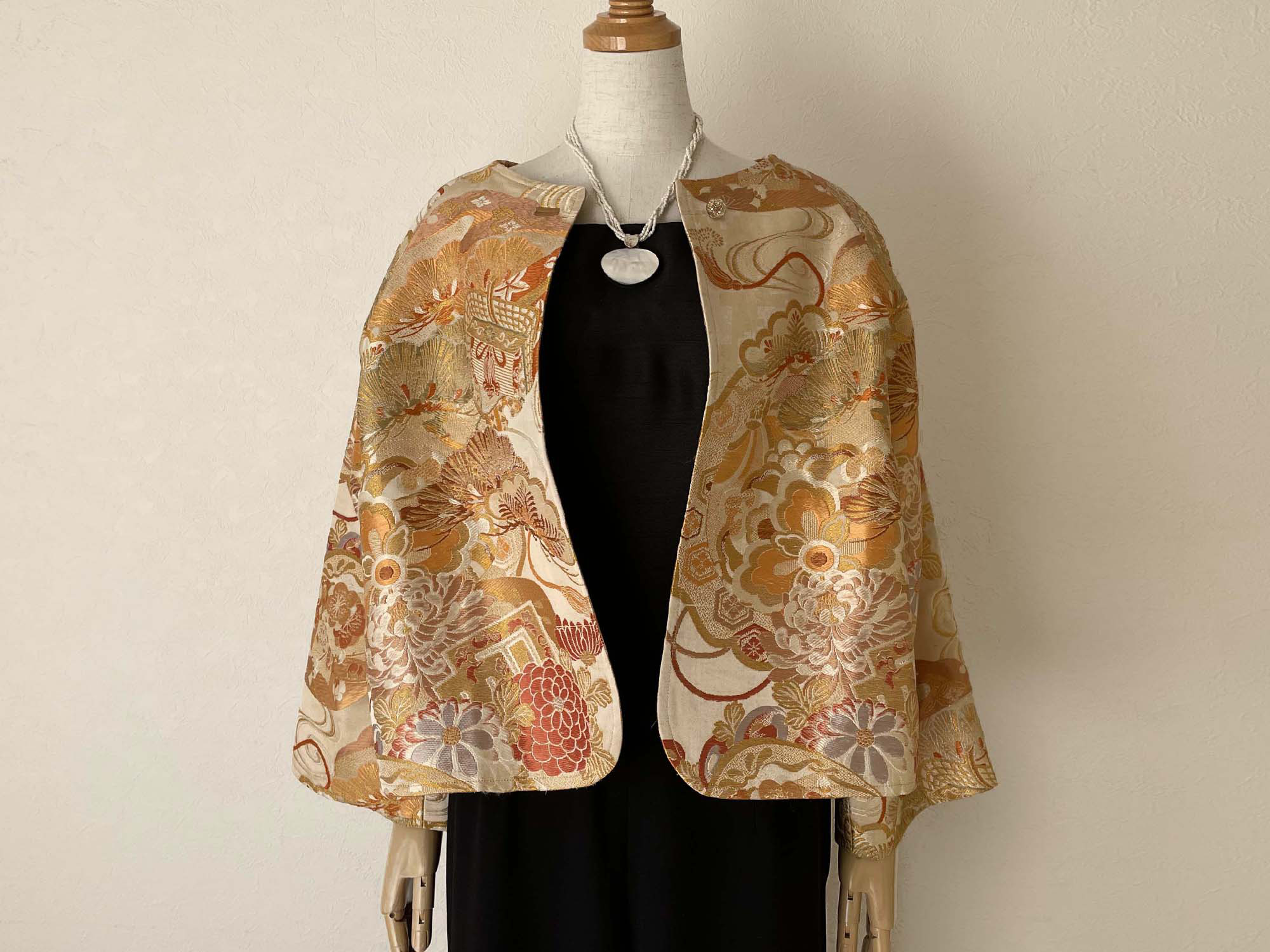 袋帯をリメイクした華やかなジャケット ノーカラー 結婚式などのフォーマルに