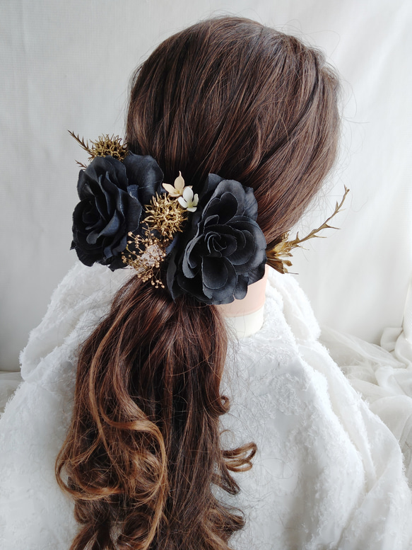 ブラックローズのウェディングヘッドパーツ　フォトウェディング　黒バラ　ヘッドドレス　フォトウエディング　髪飾り　結婚式 4枚目の画像