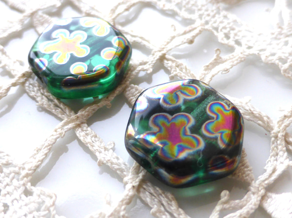 6角形花緑チェコビーズCzech Glass Beads２個 2枚目の画像