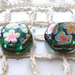 6角形花緑チェコビーズCzech Glass Beads２個 1枚目の画像