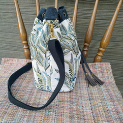孔雀が隠れた爽やかなボタニカルアイランド柄×インディゴデニム　巾着型ショルダーバッグ 3枚目の画像