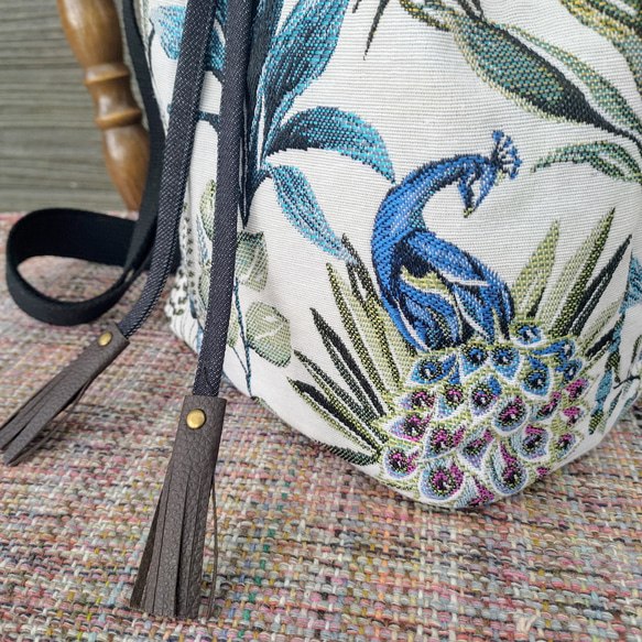 孔雀が隠れた爽やかなボタニカルアイランド柄×インディゴデニム　巾着型ショルダーバッグ 4枚目の画像