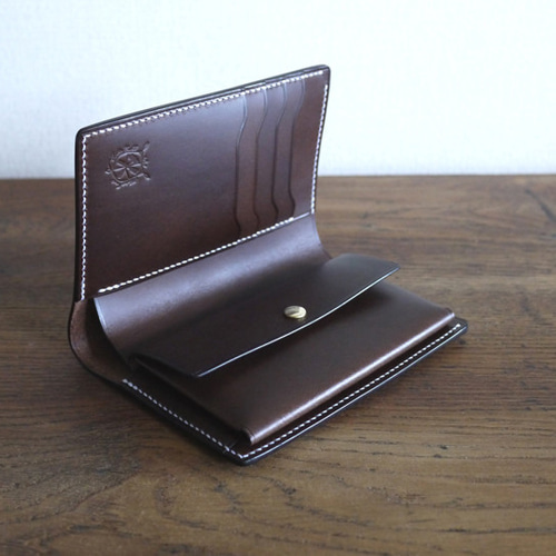 ミディアムサイズの縦長二つ折り財布：TRIP 二つ折り財布 Kosuke