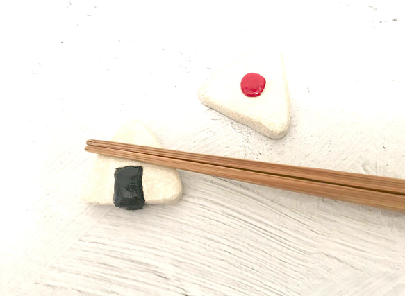 筷子其餘的飯糰（李子和紫菜） 第2張的照片