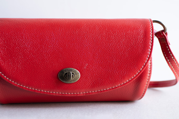 コロンと丸いショルダーバッグ　レッド　レディース　母の日　スマホショルダー　フラップ型　ak-18ns 2枚目の画像