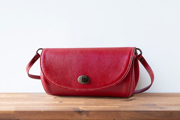 コロンと丸いショルダーバッグ　レッド　レディース　母の日　スマホショルダー　フラップ型　ak-18ns 1枚目の画像