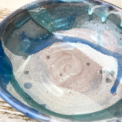 藁灰釉と二つの青のたわみ中鉢 11枚目の画像