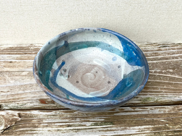 藁灰釉と二つの青のたわみ中鉢 10枚目の画像