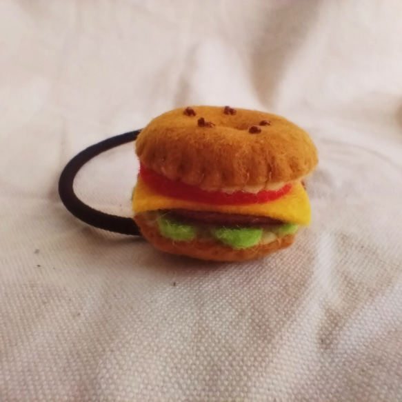 【２個セット】小さなハンバーガーのヘアゴム 2枚目の画像