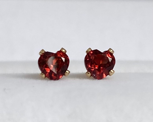 14kgf》モザンビークガーネット ハート ポストピアス/ イヤリング