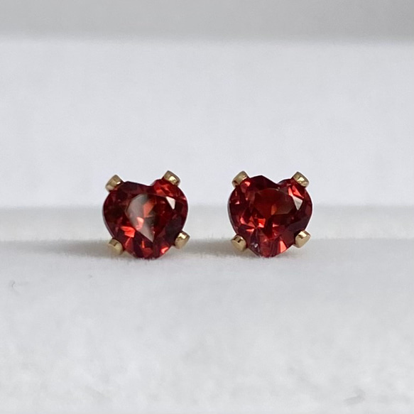 14kgf》モザンビークガーネット ハート ポストピアス/ イヤリング