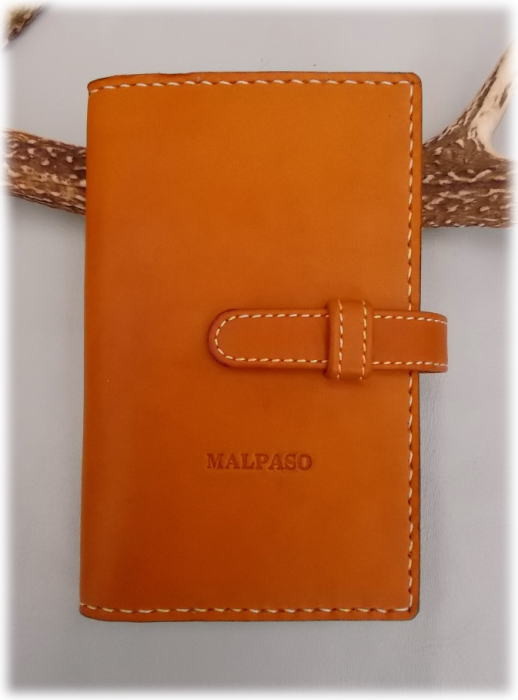 国内タンナーのヌメオイルレザーを使ったノートカバー、自由に書き込め自分流に使い込めます、スリムな形も人気です