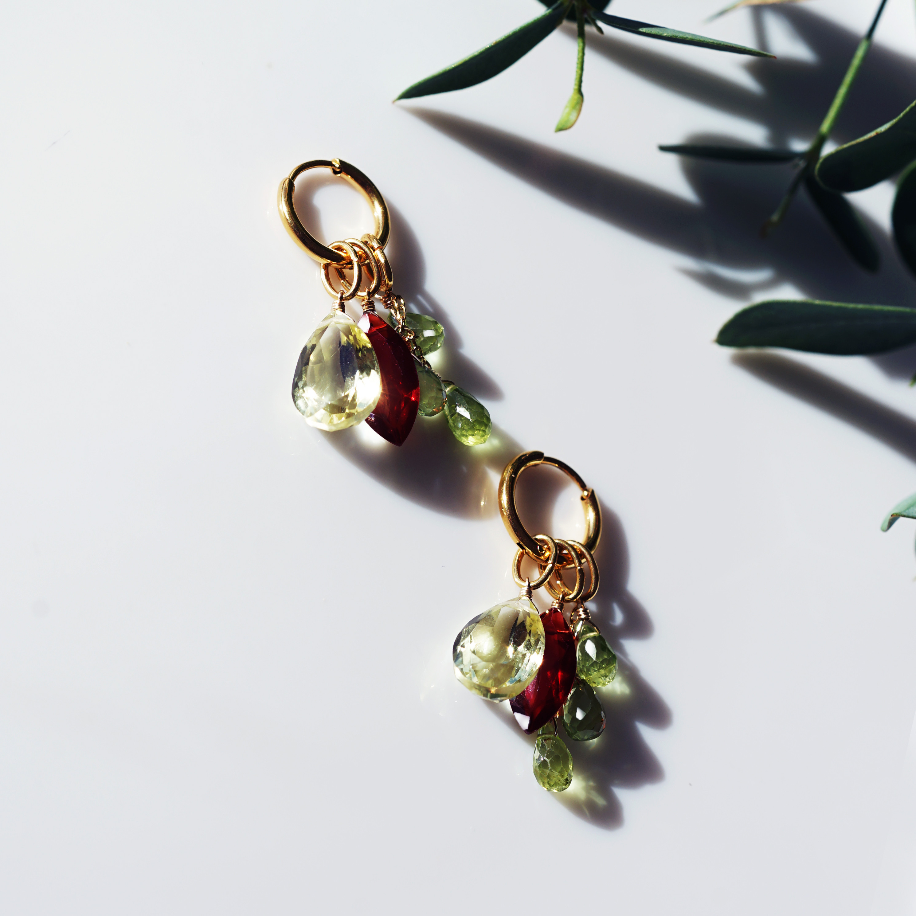 イヤリング可★3種ジュエルによるグロリオサの花のピアス・サージカルステンレス　～グロリオサ