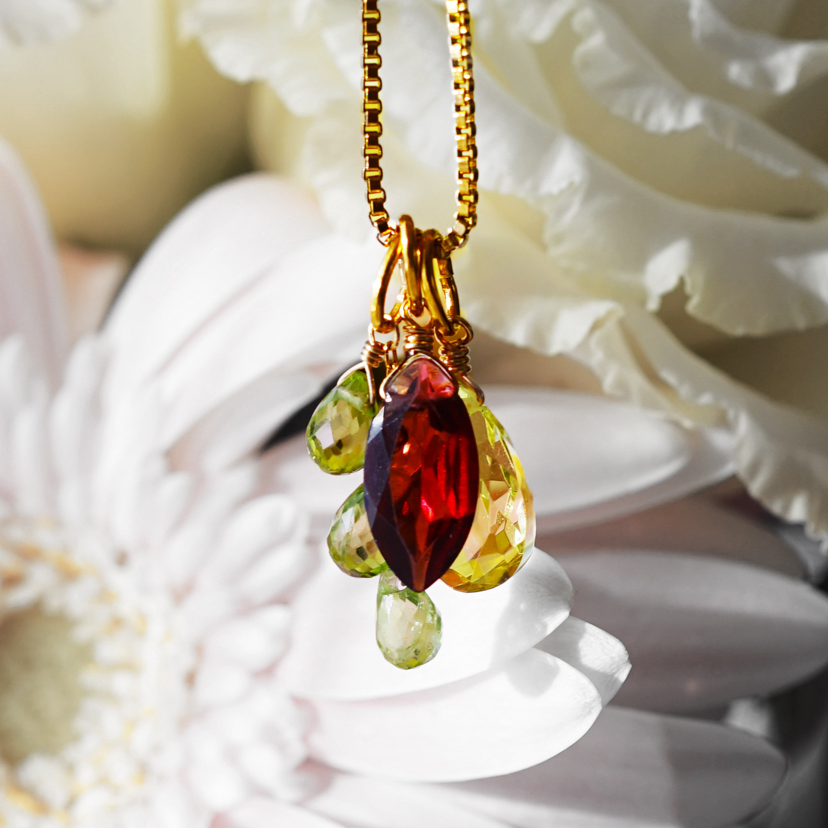 3種ジュエルによるグロリオサの花のネックレス・サージカルステンレス　～グロリオサ