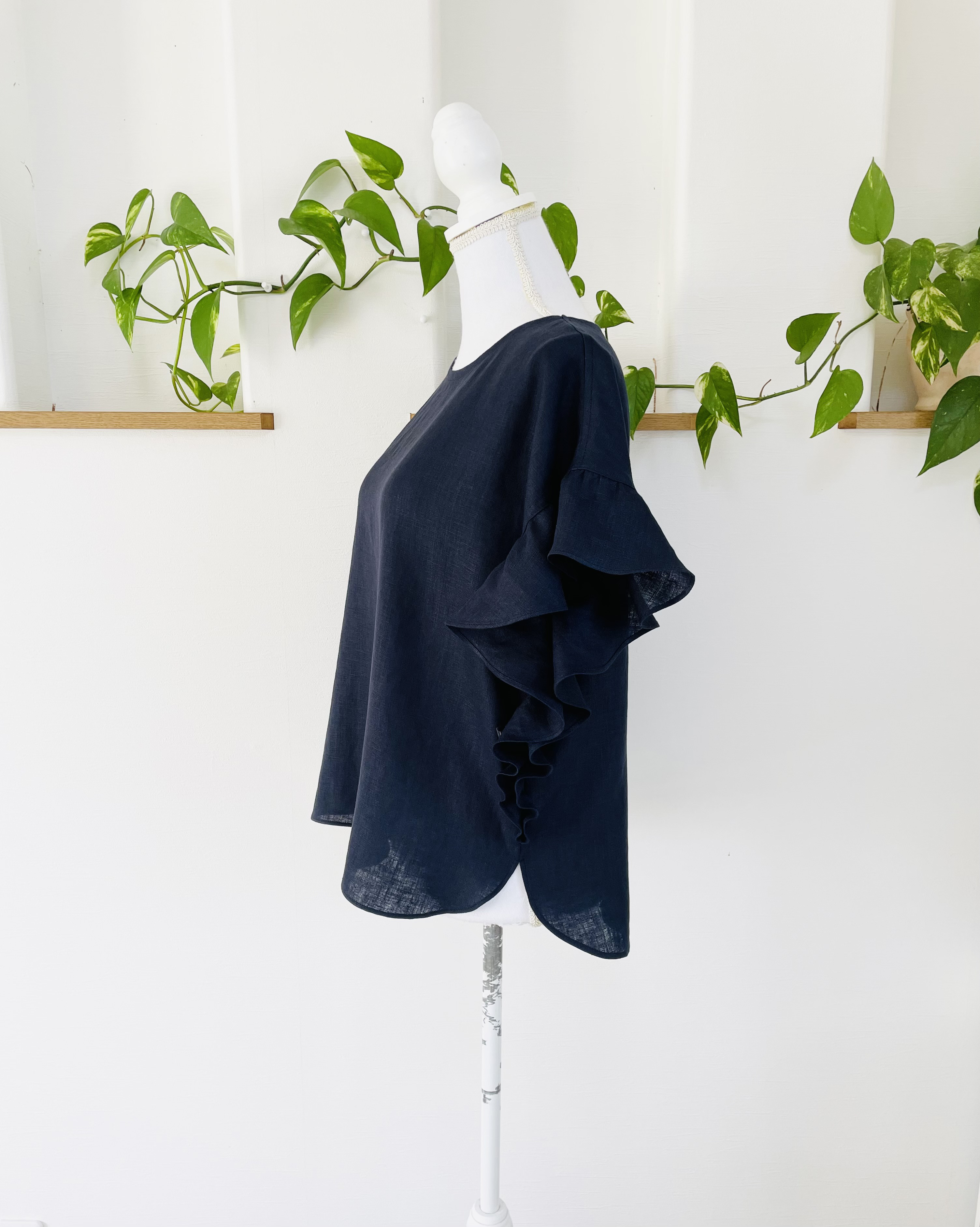 【再販10❣️リネン  大人可愛い 裾までフリル袖ブラウス  ネービー