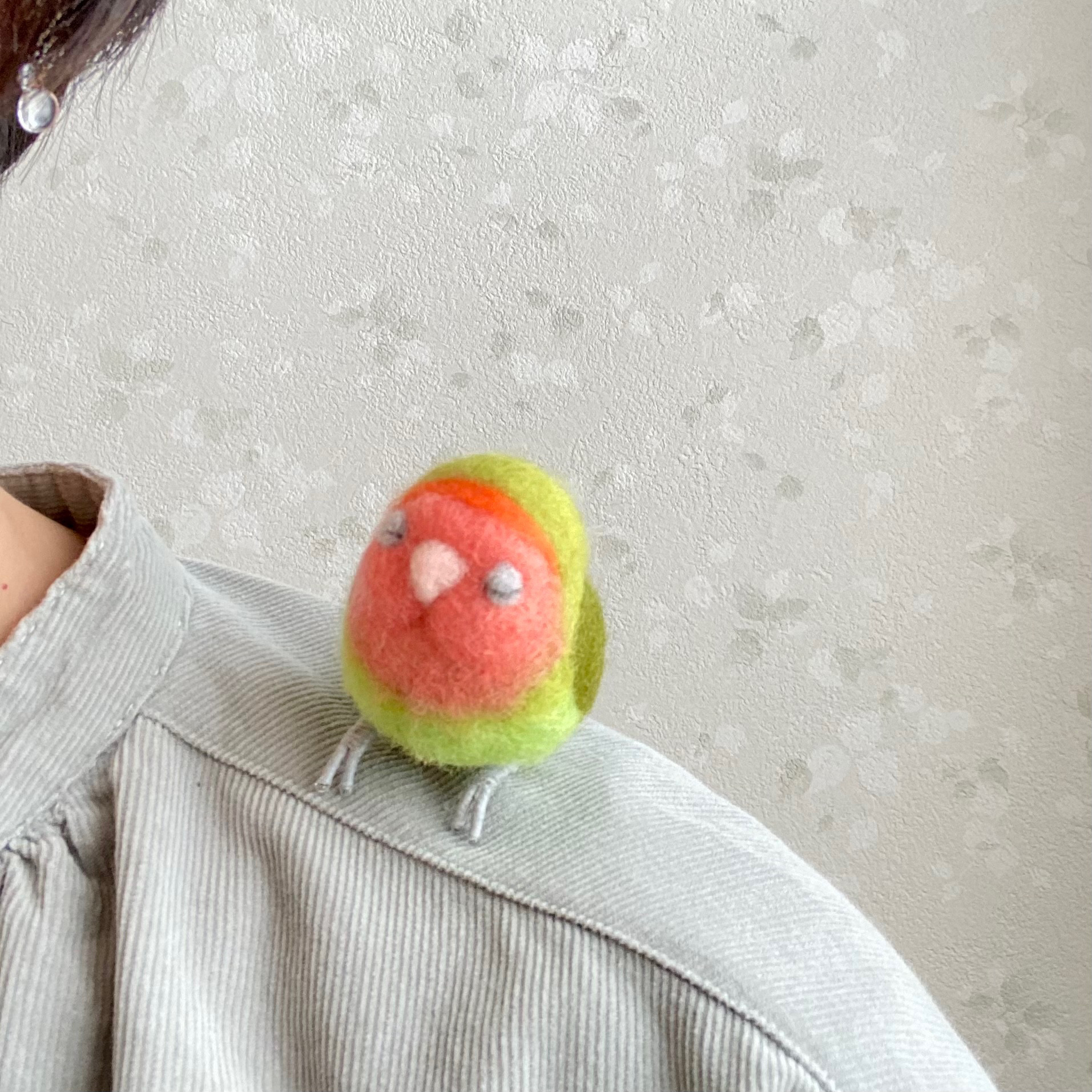 ふくふくおねむなインコブローチ（コザクラインコ・ノーマル）オーダーメイド可　羊毛フェルト　うちの子オーダー可